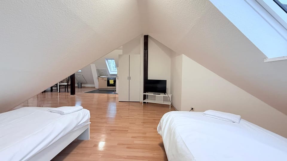 Bed, TV and multimedia, Photo of the whole room, Bedroom