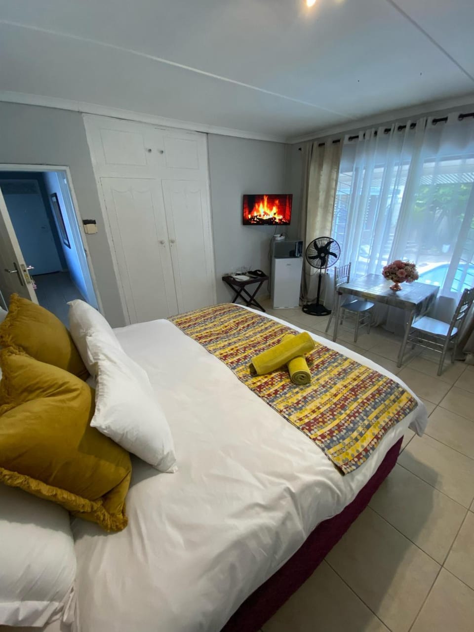 Bed, TV and multimedia, Photo of the whole room, Seating area, Bedroom