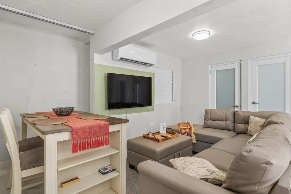 Communal lounge/ TV room, TV and multimedia, Living room, Seating area, Evening entertainment, air conditioner