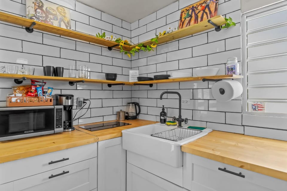 Coffee/tea facilities, Kitchen or kitchenette, stove