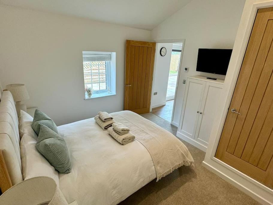 Bed, TV and multimedia, Photo of the whole room, Bedroom, towels, wardrobe