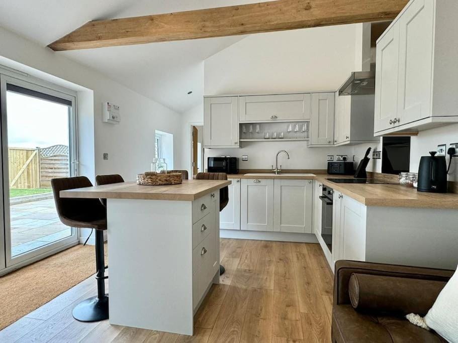 Coffee/tea facilities, Kitchen or kitchenette, dishwasher, oven, pet friendly, stove, toaster