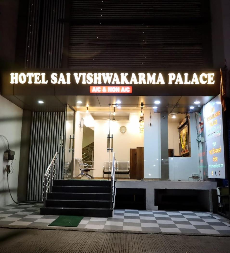 Facade/entrance, Night