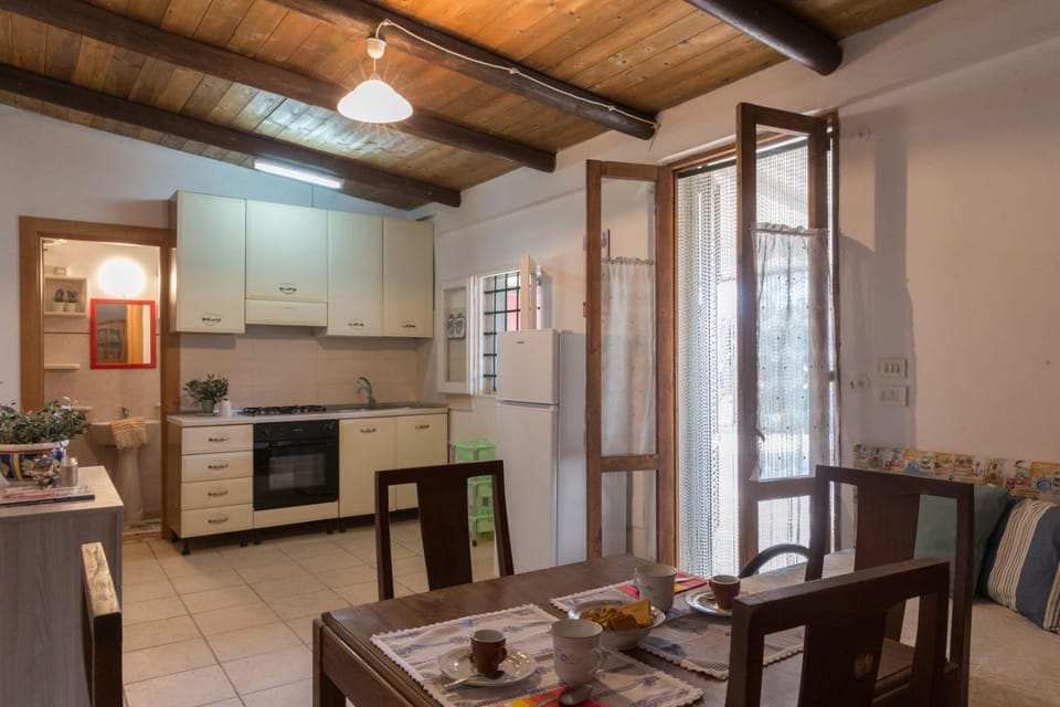 Kitchen or kitchenette, Photo of the whole room, oven, stove