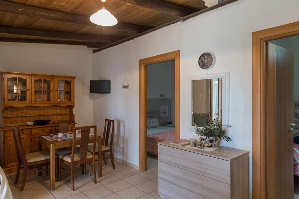 Photo of the whole room, Dining area