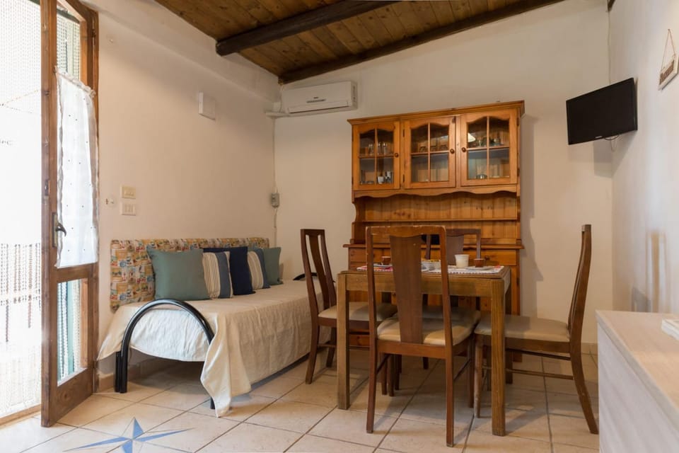 TV and multimedia, Living room, Photo of the whole room, Dining area, air conditioner