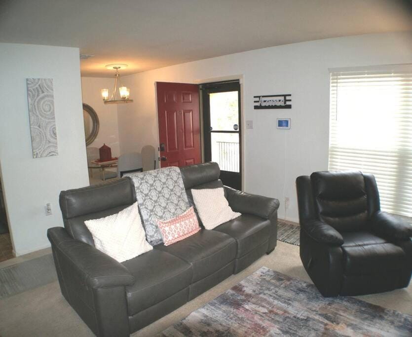 Las Sombras #905 Stylish condo with Pool, close NE Hosp, Fort SH, Randall AFB Apartment in San Antonio