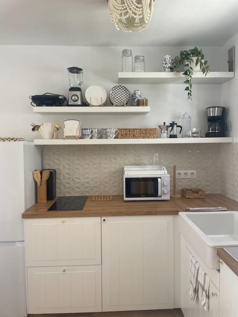 Coffee/tea facilities, Kitchen or kitchenette, microwave, stove, toaster