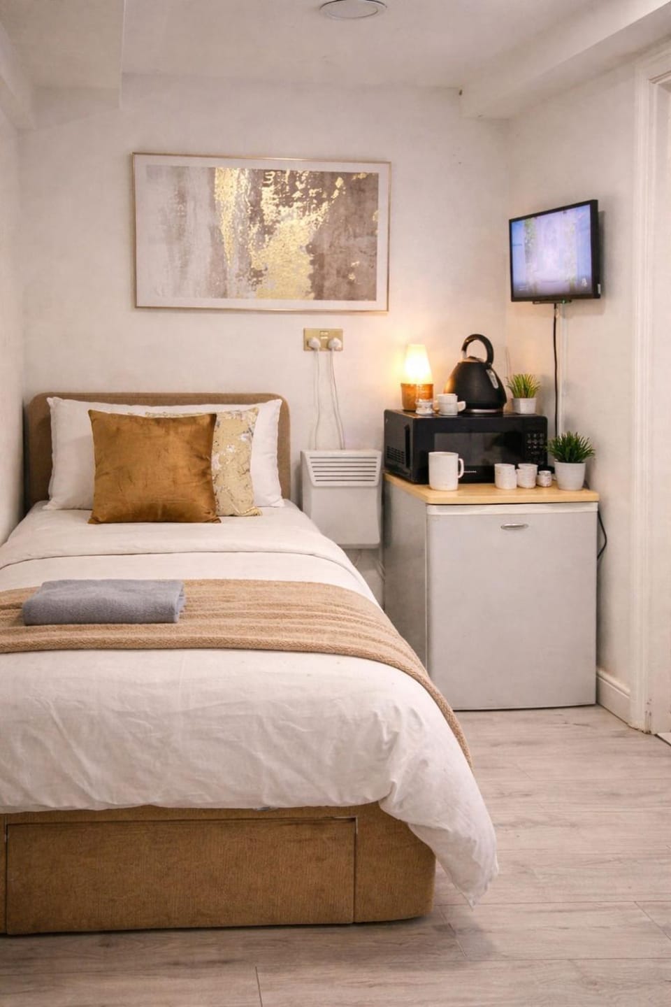 Lovely ensuite Box Room in Corby NN17### Bed and Breakfast in Corby