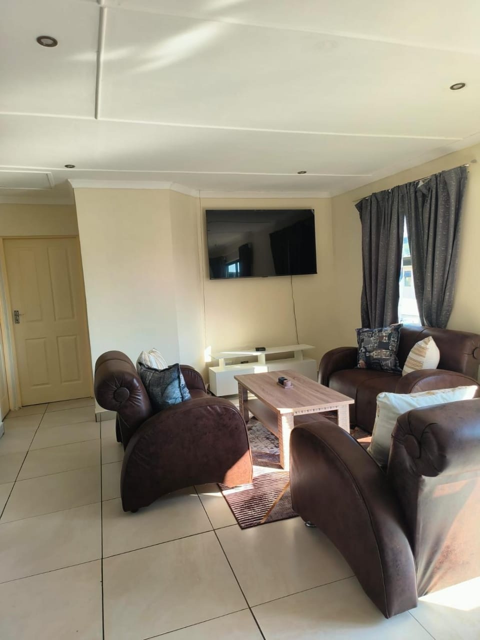 TV and multimedia, Living room, Seating area, Evening entertainment
