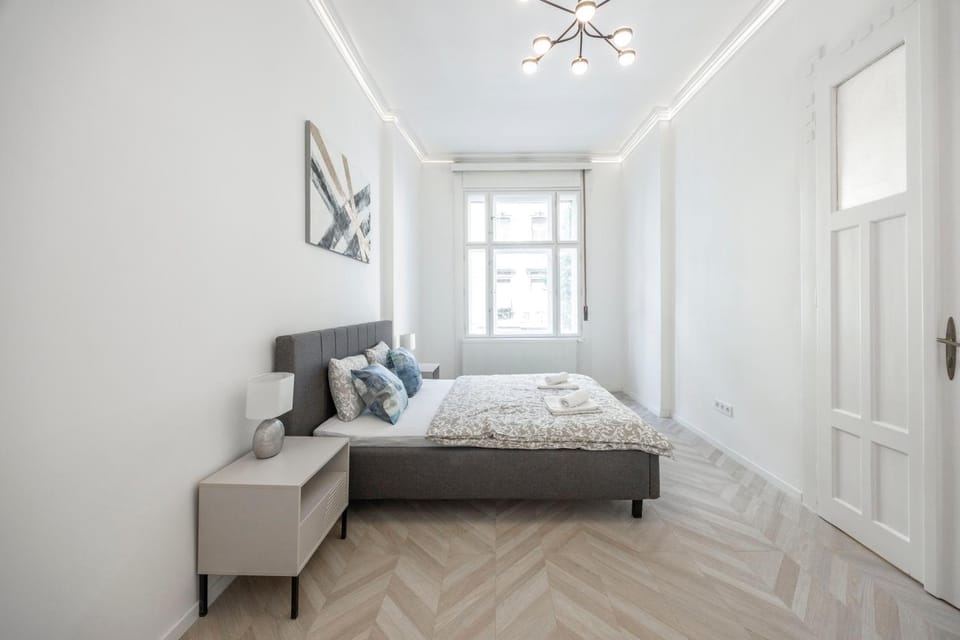 Bed, Living room, Photo of the whole room, Seating area, Bedroom