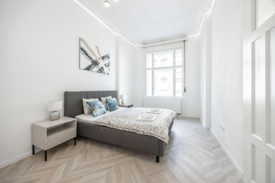 Bed, Photo of the whole room, Seating area, Bedroom