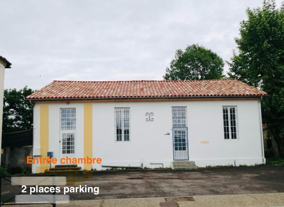 Chambre dans ancienne ecole Bed and Breakfast in Nouvelle-Aquitaine