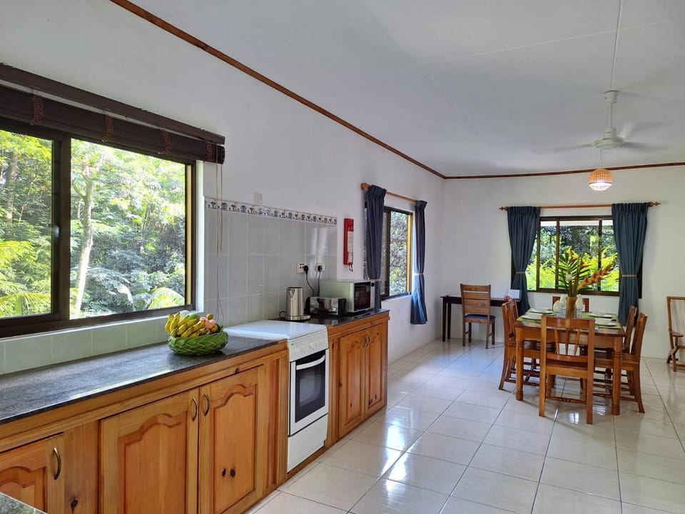 Kitchen or kitchenette, Dining area, oven