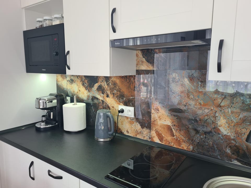 Coffee/tea facilities, Kitchen or kitchenette, stove, toaster