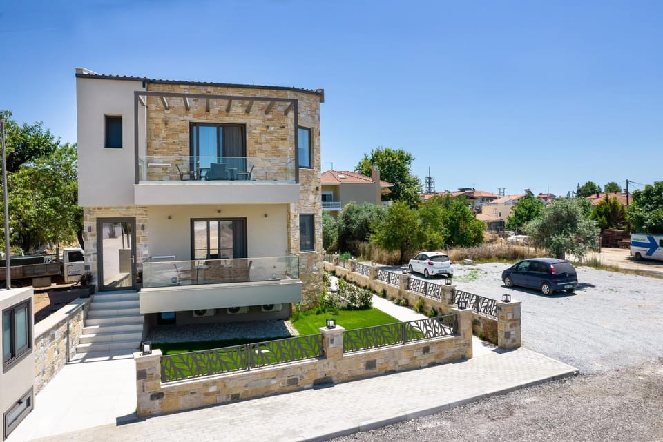 Property building, Day, Neighbourhood, Parking