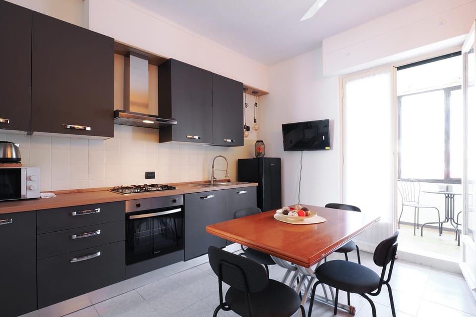 TV and multimedia, Kitchen or kitchenette, Dining area, stove