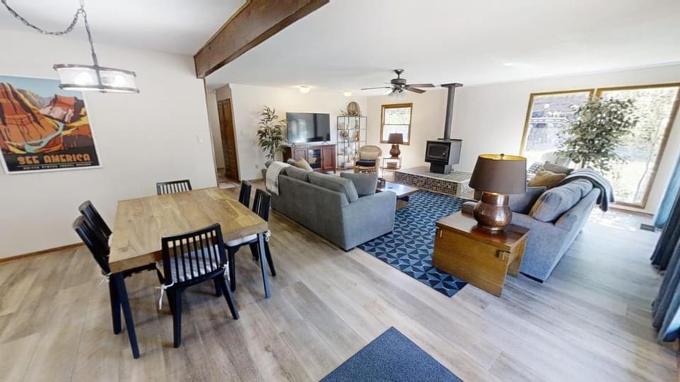 Bed, TV and multimedia, View (from property/room), Balcony/Terrace, Living room, Seating area, Dining area, Bedroom, fireplace, furniture