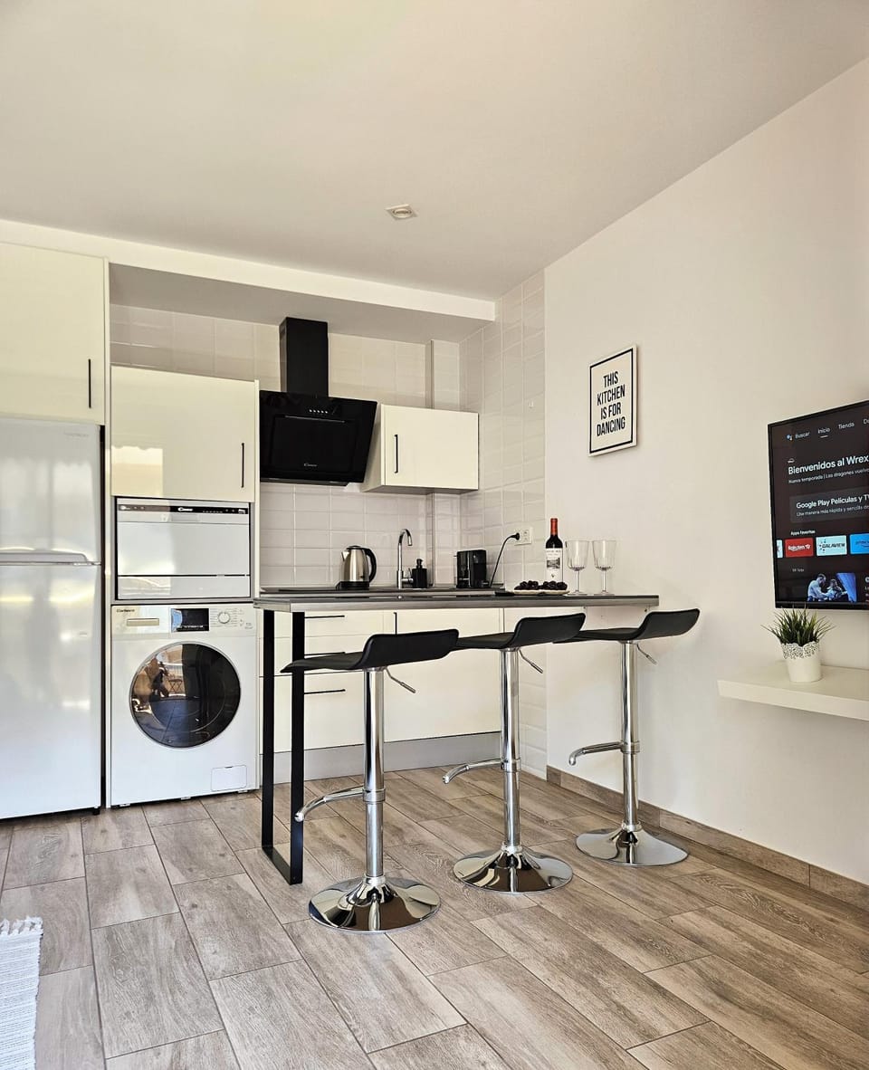 TV and multimedia, Kitchen or kitchenette, Dining area, oven, stove