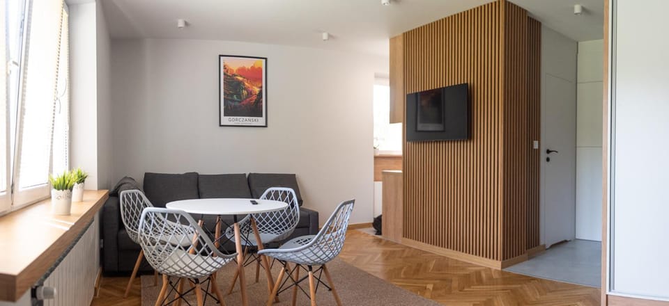 Communal lounge/ TV room, TV and multimedia, Living room, Seating area, Dining area, Evening entertainment
