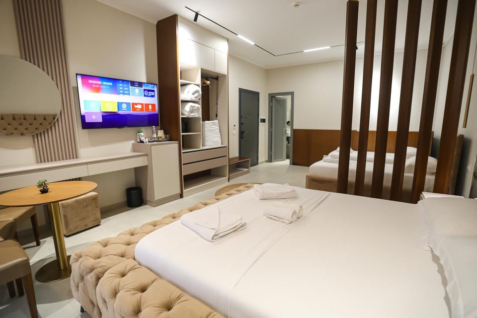 Bed, TV and multimedia, Kitchen or kitchenette, Photo of the whole room, Bedroom, hair dresser, minibar, towels