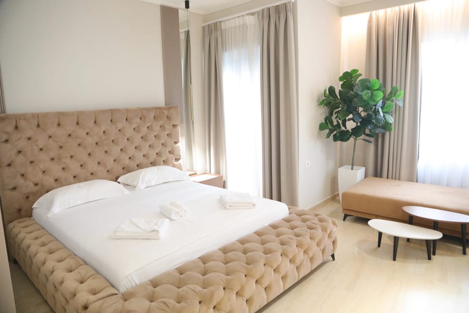 Bed, Living room, Photo of the whole room, Seating area, Bedroom, towels