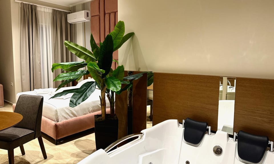 Hot Tub, Living room, Seating area, Dining area, Bath