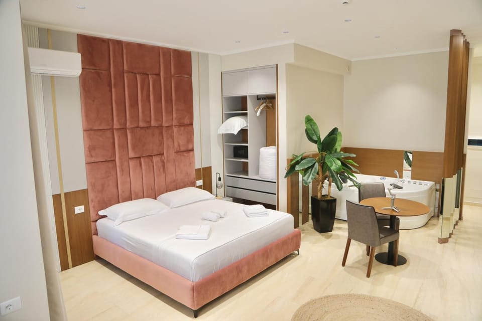 Bed, Hot Tub, TV and multimedia, Photo of the whole room, Seating area, Bedroom, hair dresser, towels, wardrobe
