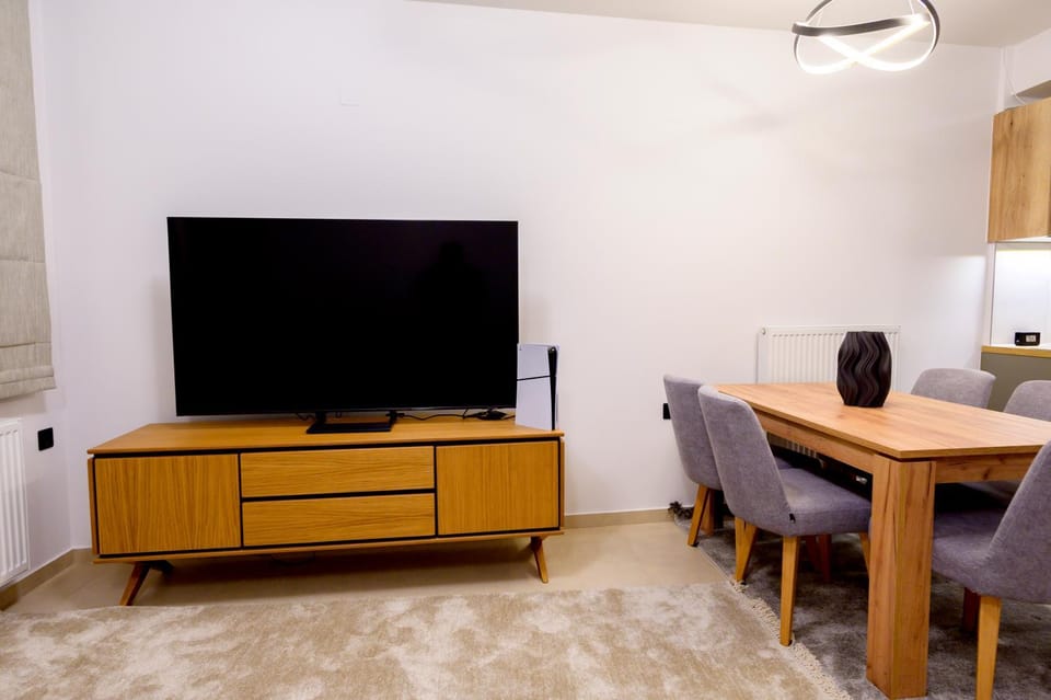 TV and multimedia, Living room, Evening entertainment