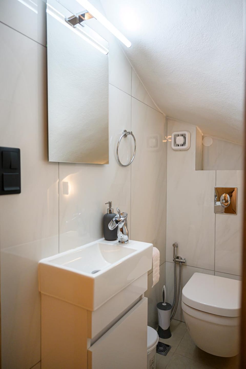 Toilet, bidet