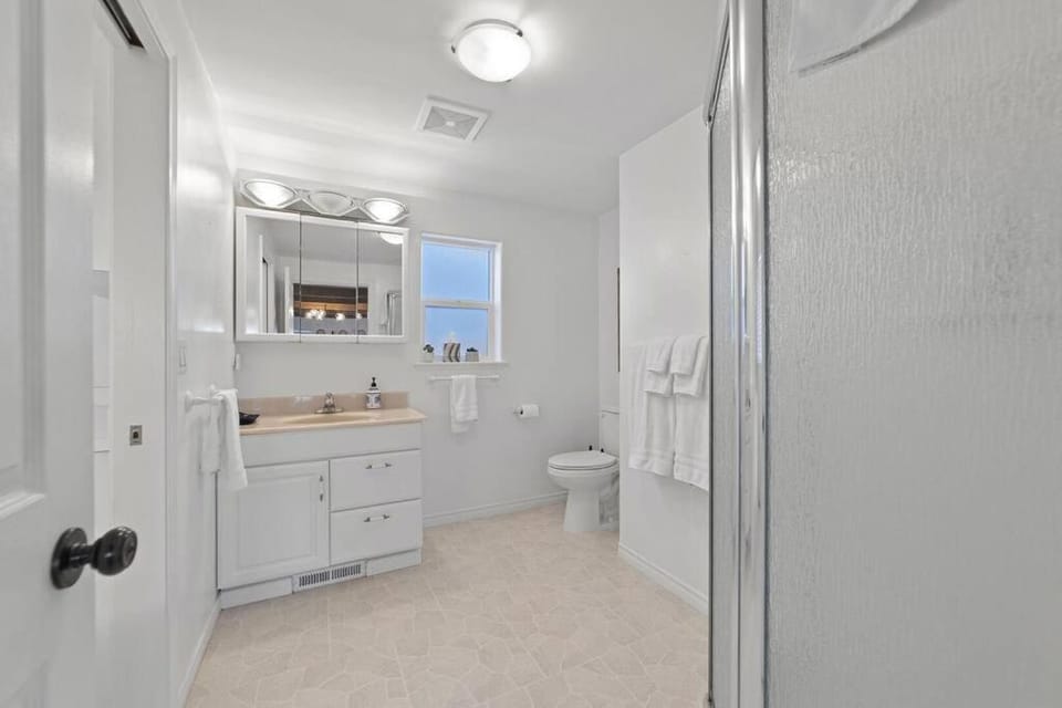 New Beautiful Waterfront at Sandy Point House in Washington