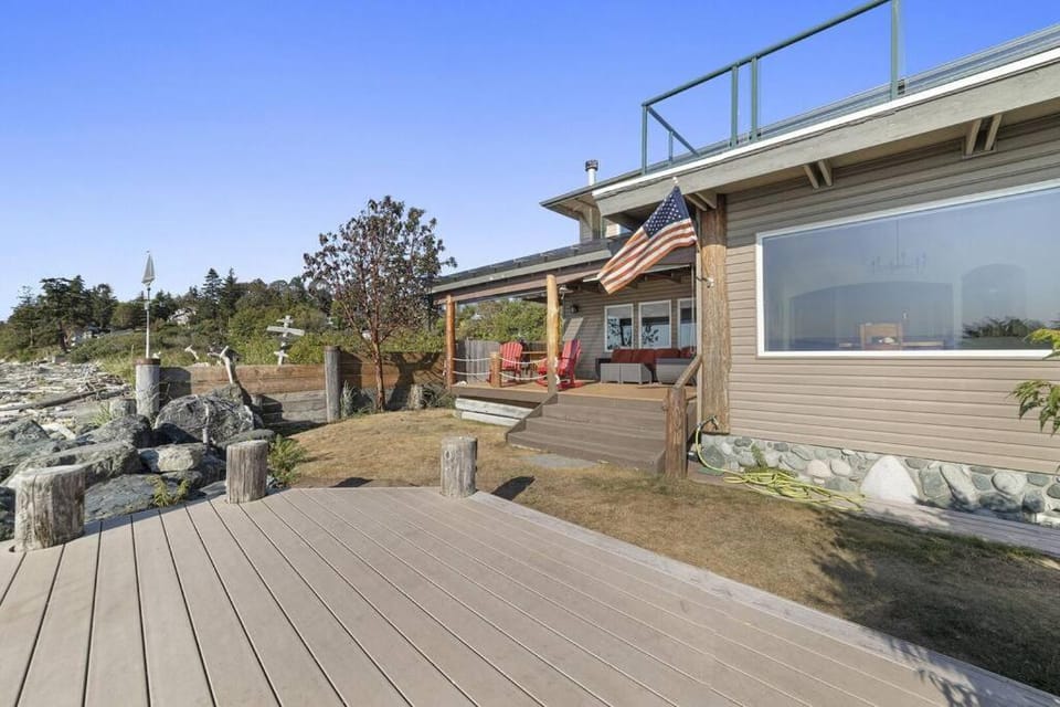 New Beautiful Waterfront at Sandy Point House in Washington