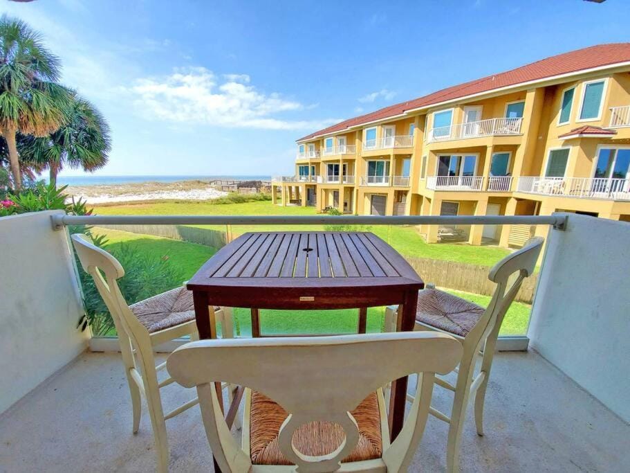 Enjoy Sunsets at Fully Equipped 2BR Condo on Beach House in Pensacola Beach