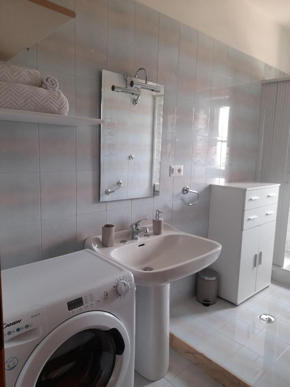 Bathroom, washing machine