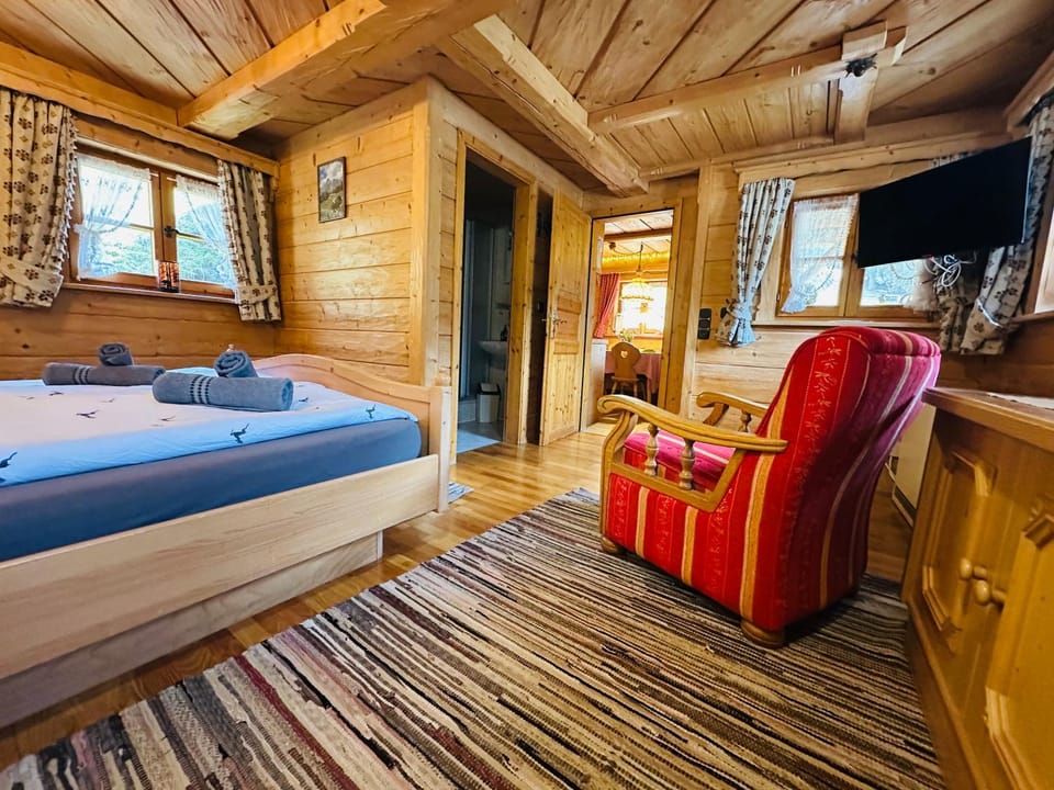 Bed, TV and multimedia, Living room, Photo of the whole room, Seating area, Evening entertainment, Bedroom