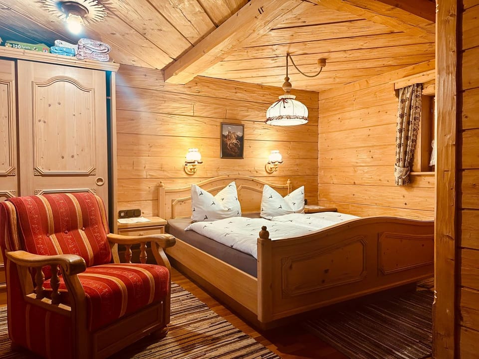 Bed, Living room, Photo of the whole room, Seating area, Bedroom, wardrobe