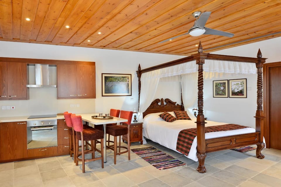 Bed, Dining area