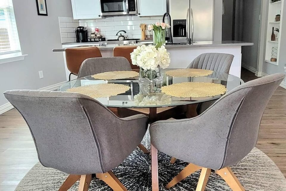 Kitchen or kitchenette, Seating area, Dining area, Breakfast, pet friendly