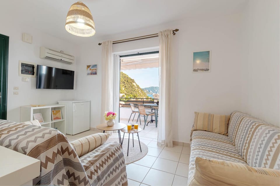 Natural landscape, TV and multimedia, View (from property/room), Seating area, Beach, Mountain view, Sea view