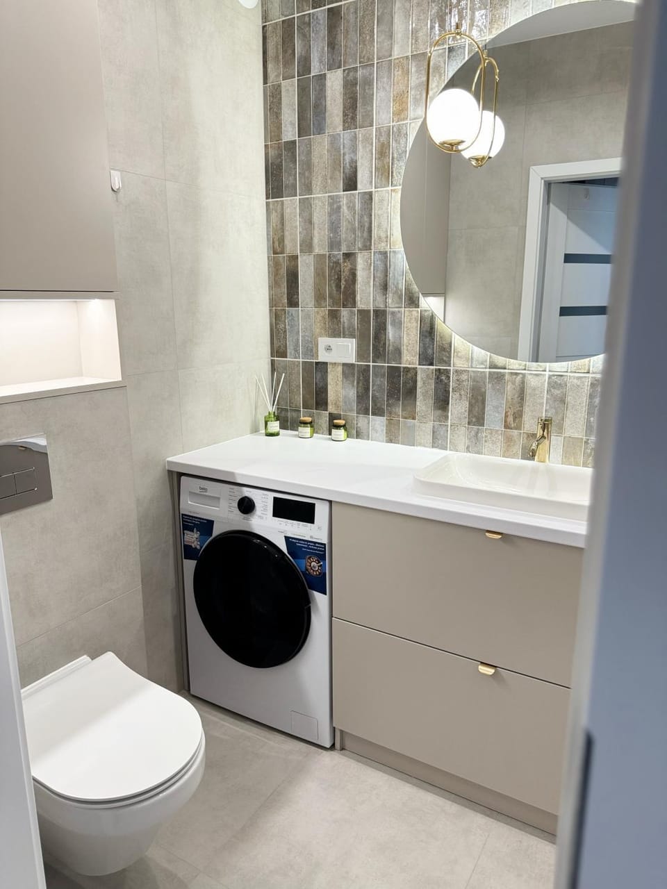 Toilet, Bathroom, towels, washing machine, dryer