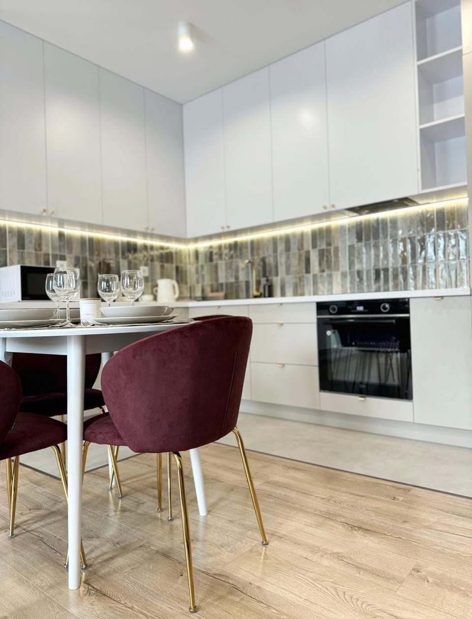 Kitchen or kitchenette, Dining area