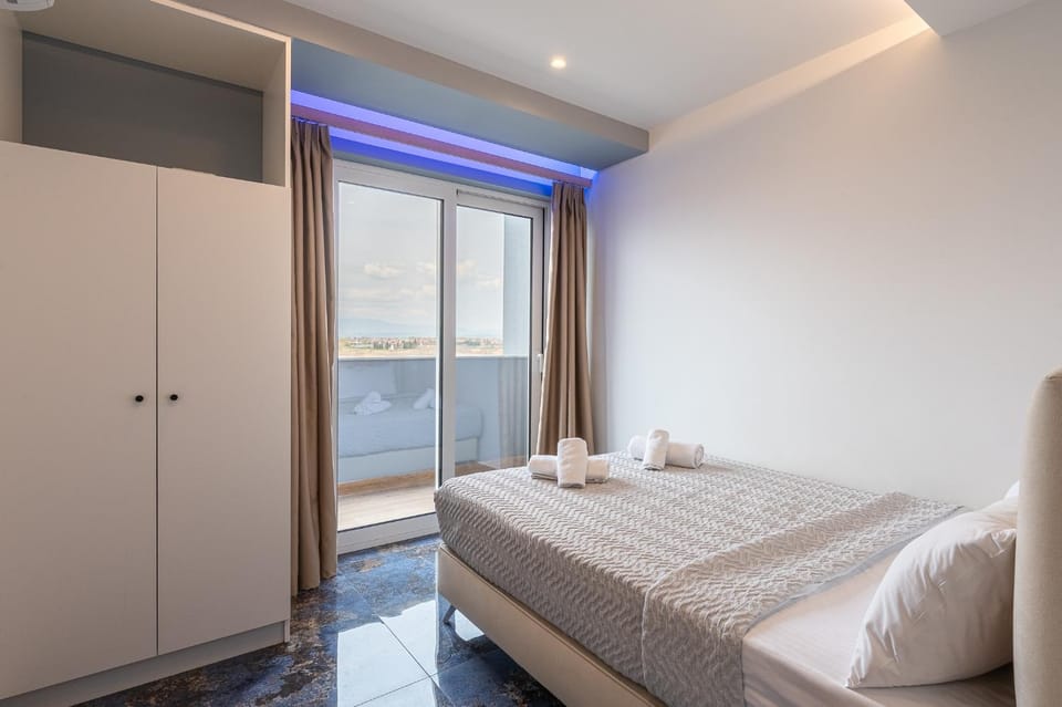 Balcony/Terrace, Bedroom, Mountain view, locker, towels, wardrobe