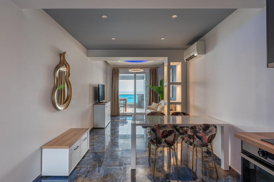 TV and multimedia, View (from property/room), Photo of the whole room, Decorative detail, Sea view