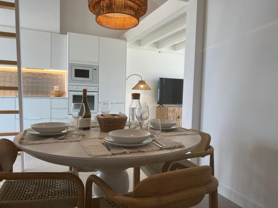 TV and multimedia, Kitchen or kitchenette, Living room, Seating area, Dining area, stove