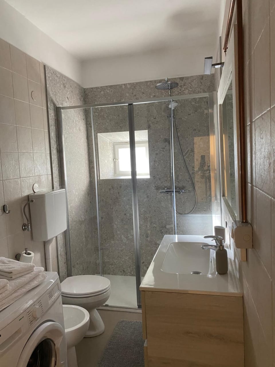 Shower, Toilet, Bathroom, towels