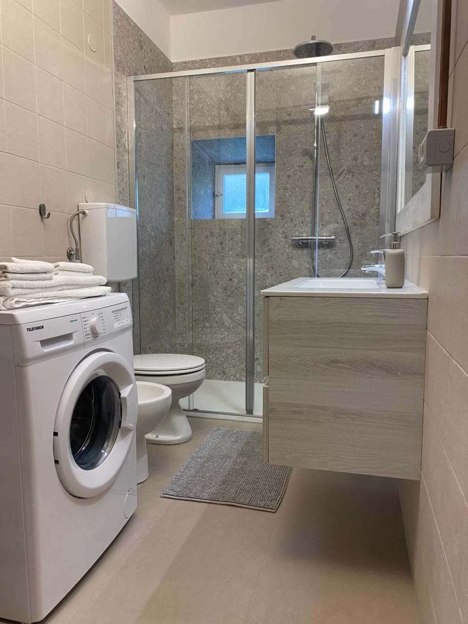 Shower, Toilet, Bathroom, towels, washing machine