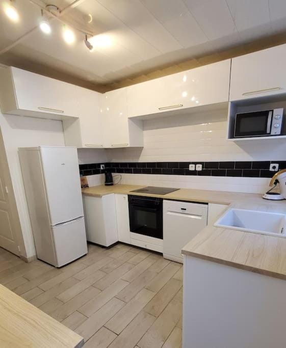 Kitchen or kitchenette, dishwasher, oven, stove