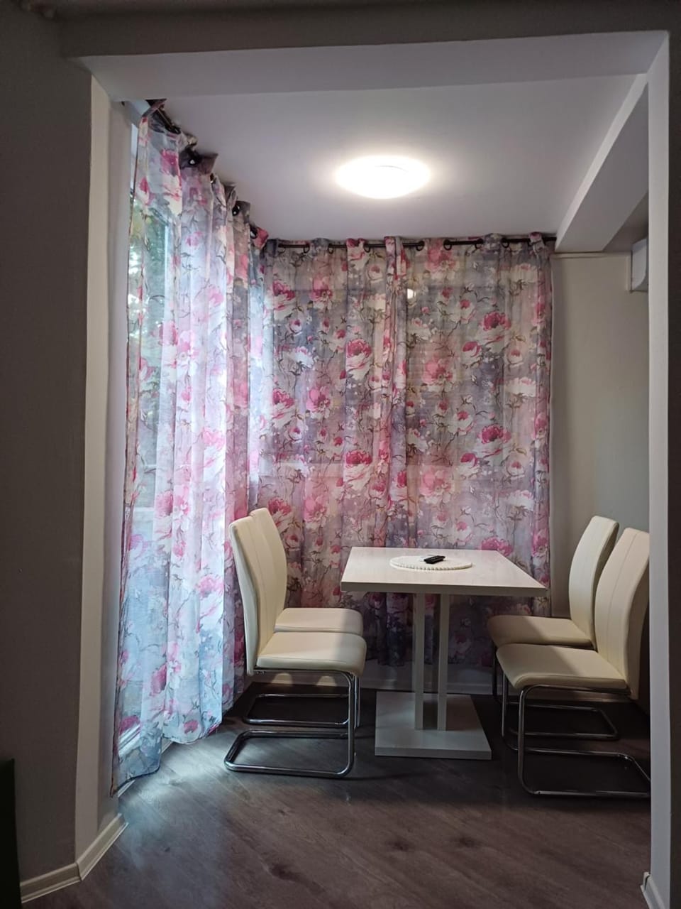 Seating area, Dining area