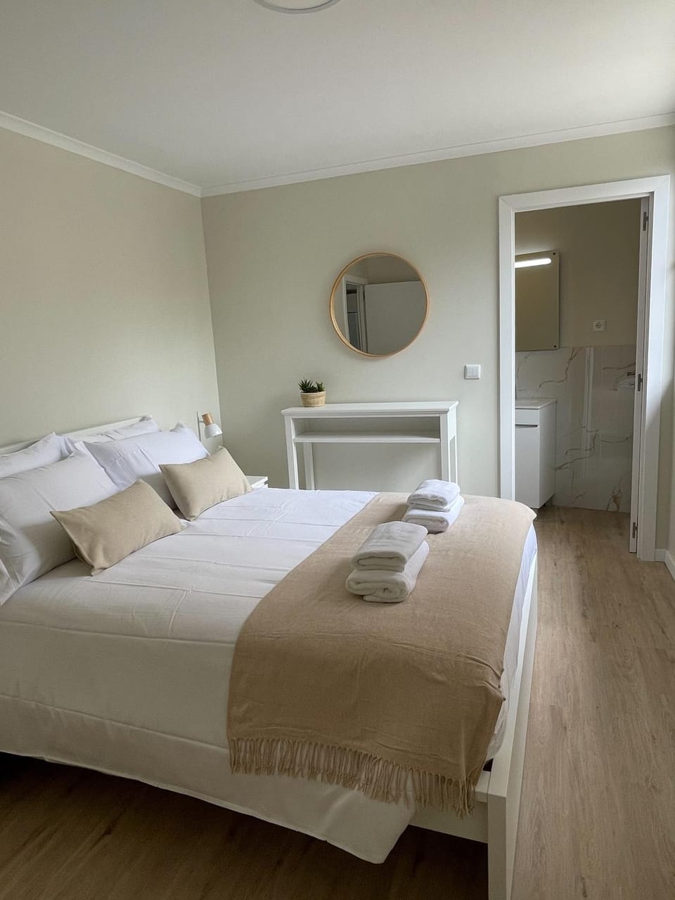 Bathroom, Decorative detail, Bedroom, towels