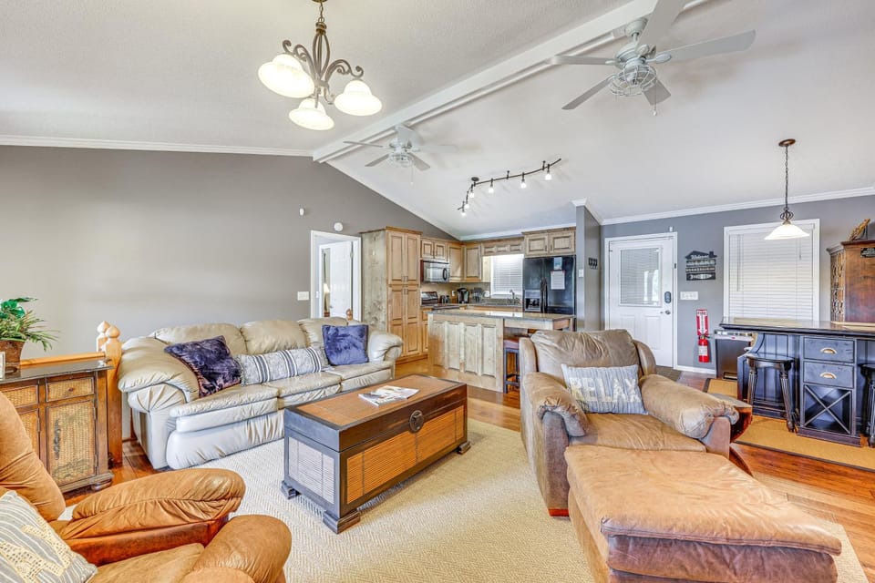 Lakefront Blairsville House w/ Game Room & Hot Tub House in Union County